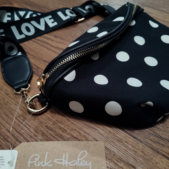Black and white fanny pack by  Pink Haley - Picture 3 of 4